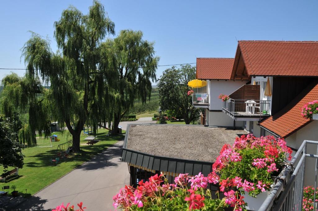 Landhotel Schellenberg ユーバーリンゲン エクステリア 写真